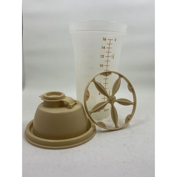 Tupperware 844-10 QUICK SHAKE 16 oz Tan Mixer w/ Blender and Lid 845-25 vintage - Picture 5 of 7